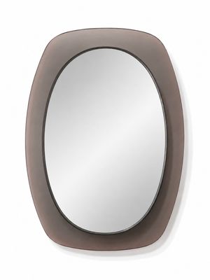 Le miroir est en verre et possède un cadre marron.