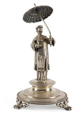 une figurine ancienne en argent représentant une femme tenant un parapluie