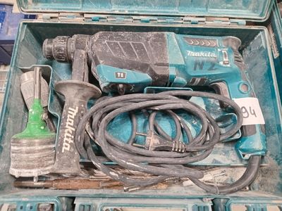 une boîte contenant des outils posée sur une table