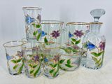 un ensemble de verres et de vases posés sur une table