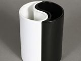 une tasse noire et blanche posée sur une table