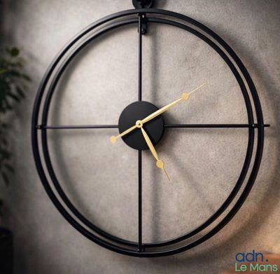 une horloge accrochée au mur de la pièce