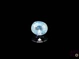 gros plan d'un diamant bleu sur une surface noire