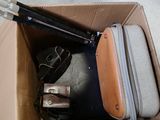 une boîte en carton contenant plusieurs bagages
