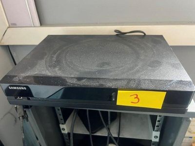 une photo d'un micro-ondes se trouvant dans une pièce