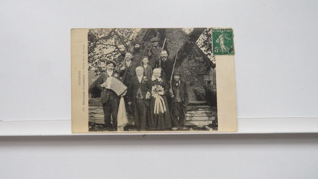 Auzances : Mariage Creusois. Carte peu courante. B.E.