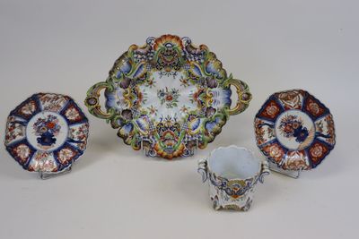 quatre pièces en porcelaine, dont un bol, une tasse et une soucoupe
