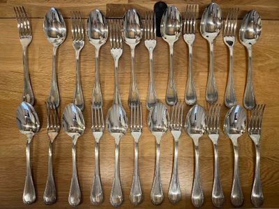 beaucoup de fourchettes et de cuillères sur la table