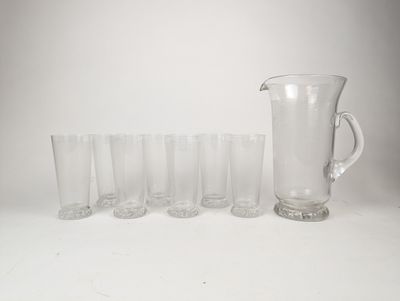 beaucoup de verres et un pichet sur la table
