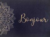 un gros plan d'une carte de visite sur laquelle figure une fleur
