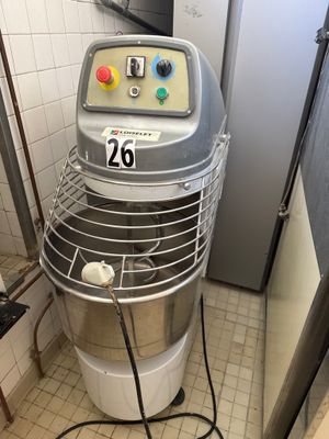 une machine qui se trouve dans le coin d'une pièce