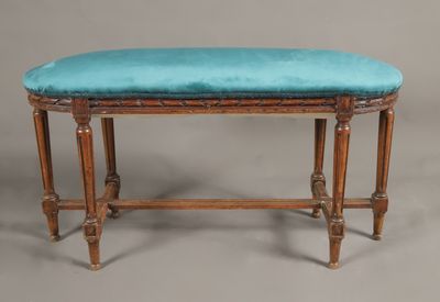 un vieux banc en bois sur lequel est posé un coussin bleu