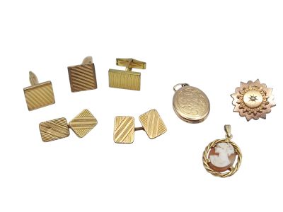 plusieurs types différents de bijoux en or sur un fond blanc