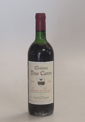 une bouteille de vin posée sur une table