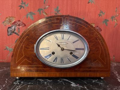 Pendule de cheminée La Pendastrava en bois marqueté, forme d… - Photo 1