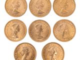 un ensemble de six souverains d'or britanniques sur fond blanc