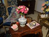 une table sur laquelle se trouvent un vase de fleurs et un livre