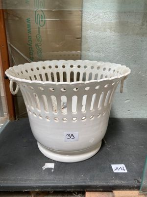 un panier blanc posé sur une table noire