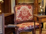 un salon avec beaucoup de meubles