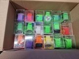 une boîte contenant de nombreux objets de différentes couleurs