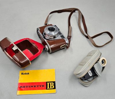 un appareil photo, un étui pour appareil photo et un livre posés sur une table