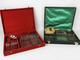deux services d'argenterie dans un coffret posé sur la table