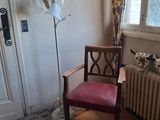 une chaise et une lampe dans une pièce équipée d'un radiateur