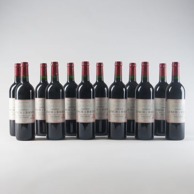 six bouteilles de vin rouge sont alignées