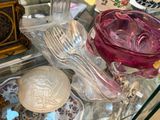 une table en verre sur laquelle se trouvent un bol, une cuillère et d'autres objets