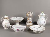 tout un assortiment de vaisselle sur la table