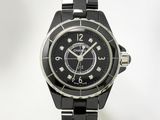 montre en céramique noire avec cadran noir et bracelet noir sur fond blanc