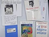 de nombreux livres posés sur la table, couverts d'annotations