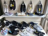 de nombreuses paires de chaussures posées sur une étagère