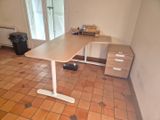 une photo d'un bureau dans une pièce au sol carrelé