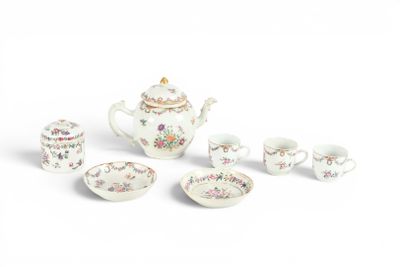 une image représentant un ensemble de théières et de tasses en porcelaine