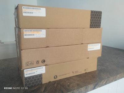 trois boîtes sont empilées les unes sur les autres sur un comptoir