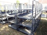 beaucoup de chaises vides posées dans l'herbe