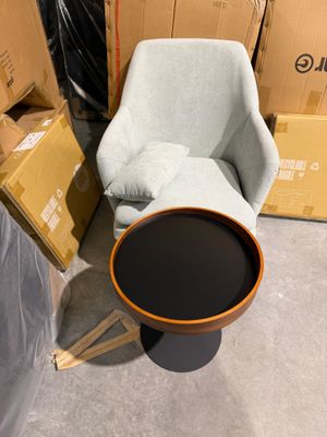 une chaise et une table dans une pièce où se trouvent des cartons par terre