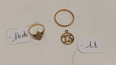 deux bagues en or et une bague sur laquelle est gravé un nom