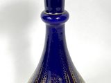 un vase bleu orné d'un motif doré