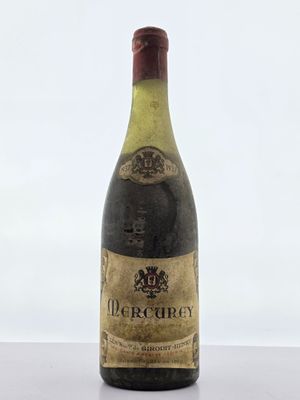 une vieille bouteille de vin posée sur une table blanche