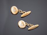 une paire de boutons de manchette en or et diamants