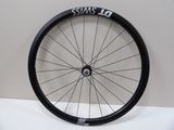 une roue de vélo sur laquelle est collé un autocollant