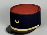 chapeau haut-de-forme d'officier de marine orné d'un croissant sur le côté