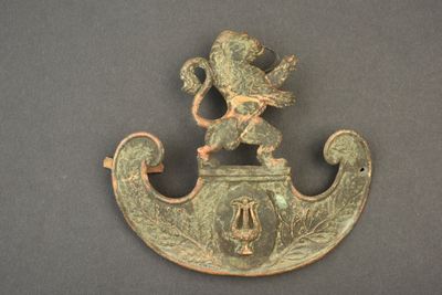 une image représentant une plaque en bronze sur laquelle figure un lion