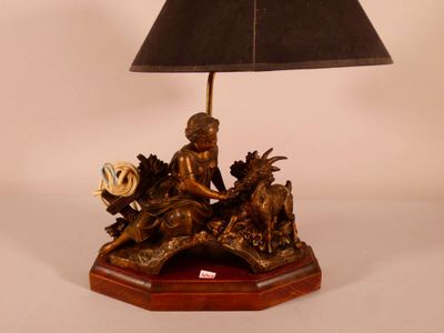 une lampe posée sur une table