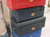 trois cartons empilés les uns sur les autres dans un entrepôt
