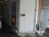 une photo d'une caravane dans un garage avec une cheminée