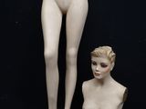 un mannequin féminin et un autre mannequin féminin sur fond noir