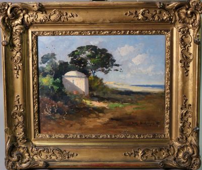 une peinture à l'huile représentant une maison dans un champ avec des arbres en arrière-plan